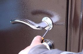 Замена дверной ручки металлической двери в Перми