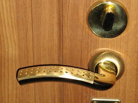 Замена дверной ручки входной двери в Перми