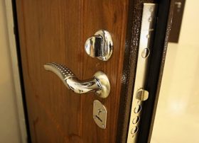 Замена входной двери в квартире в Перми