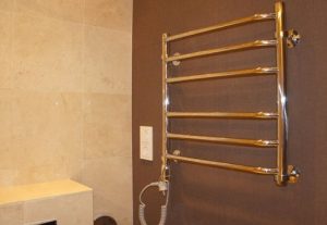 Установка электрического полотенцесушителя в ванной в Перми